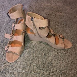 Cute buckle strapped suede tan wedges!